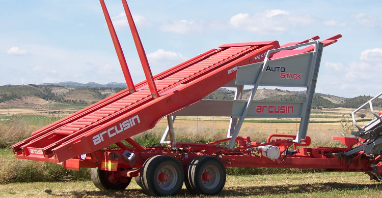 ARCUSIN-AUTOSTACK-BALE-CHASER-WAGON-STACKER-REMOLQUE-PACAS-AUTOCHARGEUSE-BALLES-EMPILEUR-3 (1)